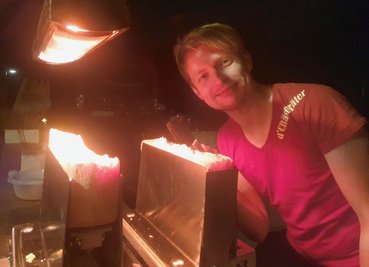 Daniel Junghans bietet in diesem Jahr auf dem Chemnitzer Weihnachtsmarkt erstmals Schweizer Raclette an. Zum Gaumenschmaus kommt die heimeligeBeleuchtung. 