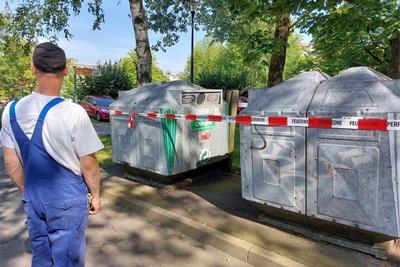Der Altglascontainer in der Freiberger Mendelejewstraße ist derzeit wegen eines Insektennestes abgesperrt. Ein Hinweisschild für den Grund der Absperrung fehlt allerdings.