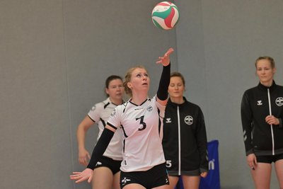 Wacher Blick, volle Konzentration: Claudia Böttcher beim Aufschlag.