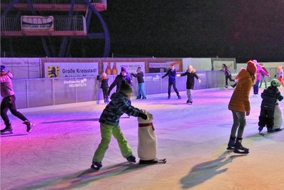 Anziehungspunkt im Winter: die Eisbahn auf dem Oelsnitzer Freibadgelände. 