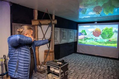 Torsten Unglaub testet die Spiel-Möglichkeiten im Bogenkino in Oelsnitz.