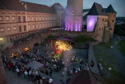 Der Innenhof auf Schloss Voigtsberg war beim Konzert von The Magic Of Queen Classic sehr gut besucht.
