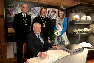 Hubert Böhme (vorn) im Bild mit Baubürgermeister Holger Reuter, Oberbürgermeister Sven Krüger und der 1. Silberstadtkönigin Julia Richhter (h.v.l),.