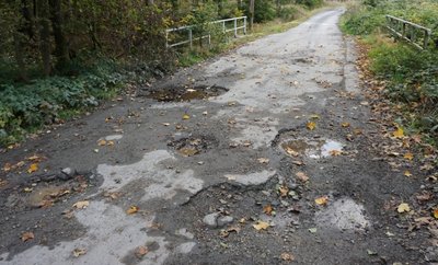Die Brücke über den Kornaer Wiesenbach bildet die Grenze zwischen derGemeinde Werda und der Stadt Schöneck. Die über sie führende Straßegehört dem Vogtlandkreis. 