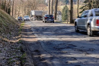 Soll seit Jahren saniert werden: die Karlsbader Straße zwischen den beiden Sehmataler Ortsteilen Cranzahl und Neudorf. Doch das Vorhaben scheitert immer wieder am fehlenden Geld. 