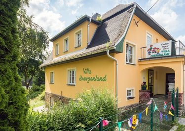 Eltern und Kita-Leitung kritisierten die mangelnde Pflege der Heidersdorfer Kindertagesstätte durch die Gemeinde. Bürgermeister Andreas Börnerverspricht Besserung.