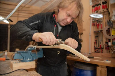 Bogenbauer Jens Hering stellt in seiner Werkstatt in Plauen traditionelle Bögen und Pfeile aus bestimmten Holzmaterialien her.