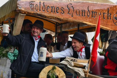 Auf Neumark, auf uns. Das Bild des Neumarker Festjahres 2025 – geschossen zum Umzug in der Festwoche aus Anlass des 800-Jährigen des Städtleins.