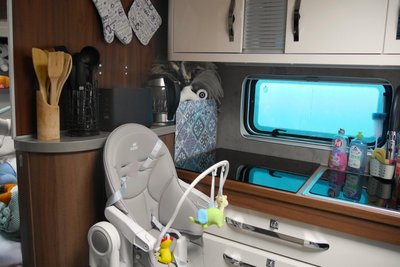 In der kleinen Küche ist auch noch Platz für den Kindersitz.
