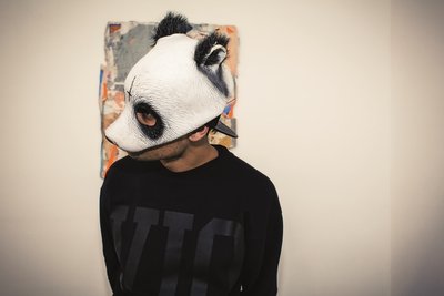 Die mittlerweile berühmte Panda-Maske macht aus Carlo Waibel den Rapper Cro. 