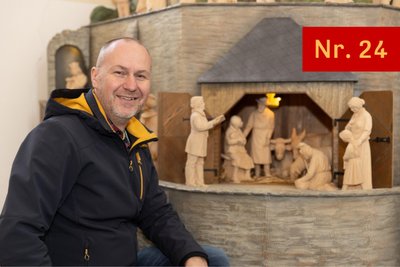 Zum Heiligen Abend öffnen sich in Sankt Katharinen die wohl kleinsten Türen von Buchholz. Sie gehören zum Krippenberg, dem besonderen Schatz der Kirche. Gefertigt hat ihn Holzbildhauermeister Friedhelm Schelter aus Königswalde.