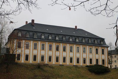 Schloss Leubnitz vom Park aus gesehen.
