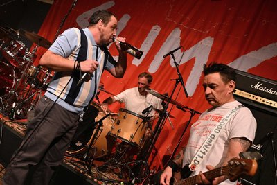 Das Bier schmeckt, die Band Lousy im Atomino Chemnitz.