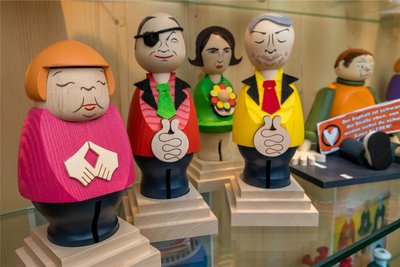 Die Räucherfiguren von Altkanzlerin Angela Merkel (links) und Co haben im Laden eine eigene Vitrine.