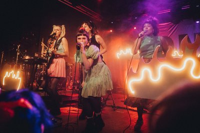 Zusammen mit Blond performt Power Plush das Kate-Perry-Cover "I Kissed A Girl"