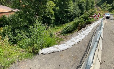 Die Abbruchstelle oberhalb der Bahnlinie zwischen Klingenthal und Kraslice ist provisorisch gesichert. Ab Samstag soll der grenzüberschreitende Zugverkehr wieder rollen. 