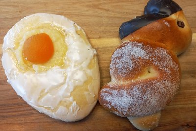 Osterei und Osterhase mit Schokokappe von der Bäckerei Schmieder aus Frauenstein.