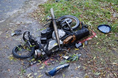 Von dem Moped blieb nur noch ein Schrotthaufen übrig.