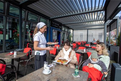 Die Lamellen am Dach können so verstellt werden, dass sie das Licht entweder einlassen oder abweisen.