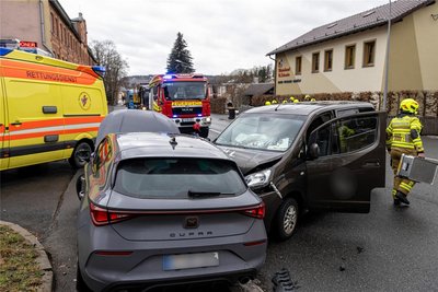 20 Feuerwehrleute aus Rodewisch waren am Dienstag in der Stadt wegen eines Unfalls mit einem Schwerverletzten im Einsatz.