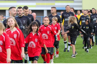 Die Vogut-Auswahl aus dem Vogtland (hier beim Einlauf) ging auch aus dem Rückspiel mit 4:2 als Sieger hervor.
