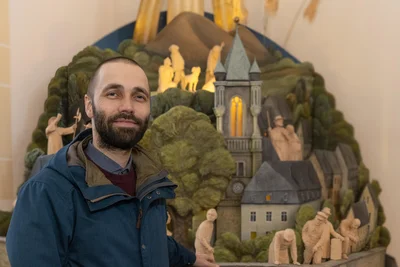 Auf dem Krippenberg – nachempfunden der Terrassenstadt Buchholz – wird die Weihnachtsgeschichte mit städtischen Originalen erzählt. Davon begeistert zeigt sich auch Johannes Burkhardt. Er ist der neue Pfarrer in Buchholz.
