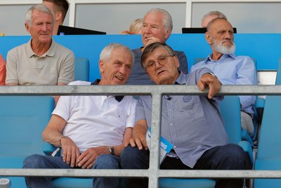 Alles im Blick: die beiden früheren CFC-Erfolgstrainer Hans Meyer (rechts) und Christoph Franke beobachten das Spiel von der Tribüne aus.