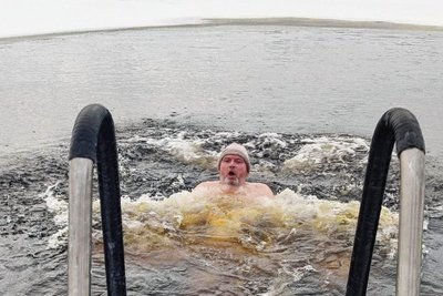 Nach der Sauna ab in den eisigen See. Unser Autor hat es genossen.
