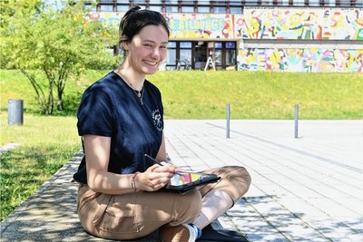 Alina Albrecht studiert im vierten Semester auf Master Umweltverfahrenstechnik: "Die Interimswebsite hat mit stetig ergänzten Informationen, die für Studierende relevant waren, und aktuellem Blog-News zum ganzen IT-Thema gut geholfen", sagt sie. "Einzig der Internetmangel hat sich doch stark bemerkbar gemacht. Das eduroam (WLAN) war neben OPAL (Lernplattform) vermutlich genau deswegen am schnellsten wieder verfügbar. Die Zeit ohne digitale Lernunterlagen war auf gute alte Art und Weise, über Kommunikation und Unterlagenausgabe per Stick, oder in Printform gut zu überstehen. Wenn man Informationen braucht, bekommt man sie in Freiberg immer." 