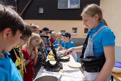 Wo Kinder sind, dürfen Leckerein nicht fehlen: Letitzia (12) arbeitete in der Waffelbäckerei.