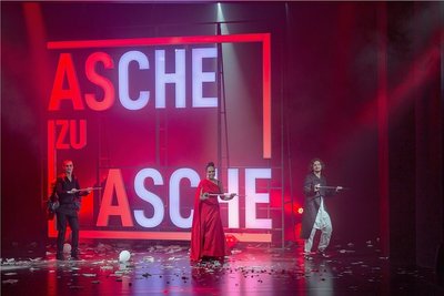 Nick Körber, Anna Bineta Diouf und Tim Taucher (von links) im schwarzhumorigen "Bestattical" des Annaberg-Buchholzer Winterstein-Theaters "Sarg niemals nie". Das Drei-Personen-Musical begeisterte am Samstag das Publikum. 