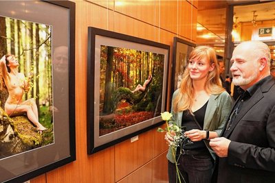 Sabine Weber (vorn links) wurde von Fotograf Dirk Salomon (rechts) zu verschiedenen Jahreszeiten nackt im Wald abgelichtet. Die so entstandenen Bilder sind jetzt in der Kleinen Galerie in Crimmitschau zu sehen. 