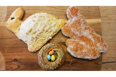 Streuselhase von der Bäckerei Kästner, Hasenpfannkuchen und Osternest von der Bäckerei Göpfert.