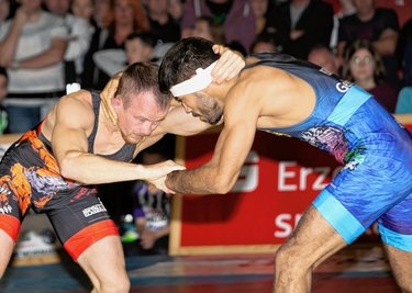 Zu den Gelenauer Hoffnungsträgern gehört Haydar Afshar (r.), hier zu sehen im Duell mit Adam Bienkowski vom RV Thalheim. 