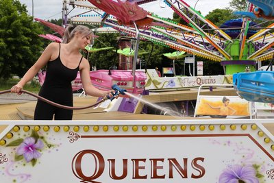 Schaustellerin Vanessa Berger aus Kühnhaide putzt das Fahrgeschäft „Flying Queens“ heraus.