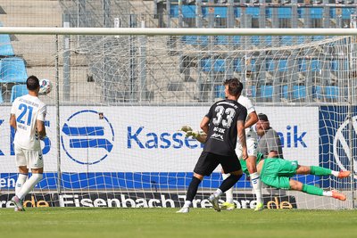 CFC-Torjäger Dejan Bozic trifft zum 1:1, FCM Torhüter Noah Kruth streckt sich vergeblich