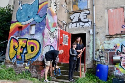 Robert Weis, Elisa Grobe und Janice Weis vor dem Gebäude der Dorotheenstraße 40. Am 12. August findet dort ein Eröffnungskonzert statt. Der Eintritt ist frei.