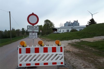 Die Lauterbacher Straße ist die kürzeste Verbindung von Langenhessen und dem Neukirchener Ortsteil Lauterbach. Die Straße hat massive Schäden und ist schon seit Monaten gesperrt.