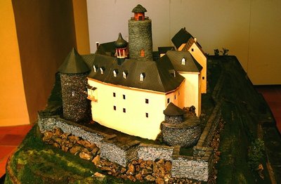 <p class="artikelinhalt">Modell der Schlossanlage, vorn die Befestigungsmauer mit den drei Bastionen. Helmut Schneider</p>