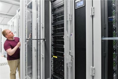 "Wir sind gut aufgestellt", so IT-Spezialist Eckhofer: Im Bild Oliver Rebentrost in den Räumen des zentralen Serversystems der Bergakademie Freiberg. 