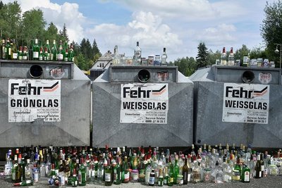 Flaschenwelt Bad Elster: So sahen die Glascontainer der Fehr Mitteldeutsche Logistik am Busbahnhof des Kurortes Ende Juli aus.