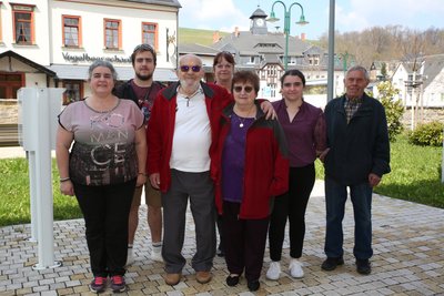 Im Zentrum von Pöhla: Vorn Guy Vegnant und seine Frau Josette, des Weiteren von links Guys Tochter Karine, Enkel Antonin, Vereinsvorsitzende Annelore Liebchen, Enkelin Amelie und Ortschronist Lothar Lang.