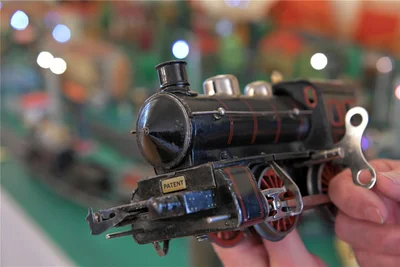 Die Bing-Märklin Bahn Spur 1 von Jochen Winkler aus dem Jahre 1930-1940 hat einen Uhrwerkaufzug.