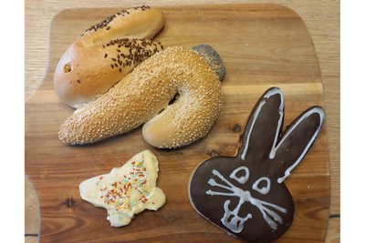 Die Bäckerei Schramm hat einen Semmelhasen gebacken, die Bäckerei Schramm einen Hasenkopf nebst Schmetterling.