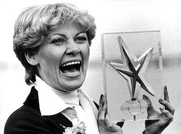 Kurze Locken - Römerinnen fanden das schick (links). Nach vielen Jahrhunderten kam der Kurzhaarschnitt ab den 1920ern wieder (Mitte). Sängerin Gitte als bestfrisiertester Showstar 1975.