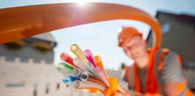 Diese bunten Kabel sind die Zukunft. Überall im Landkreis werden zurzeit Glasfaserkabel verlegt. 