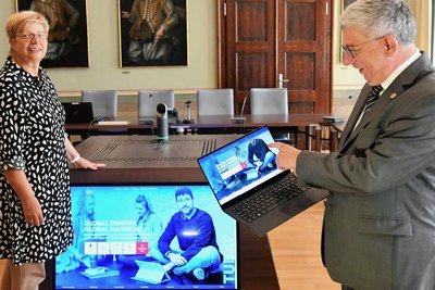 Mit einer komplett neuen Homepage kehrt die TU Freiberg zum digitalen Normalbetrieb zurück: Kommunikationschefin Dr. Sabine Schellbach und Rektor Prof. Klaus Dieter Barbknecht. 