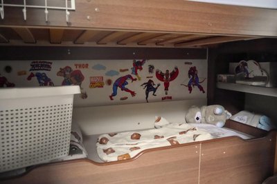 Tony hat sein eigenes Bett im Wohnwagen.