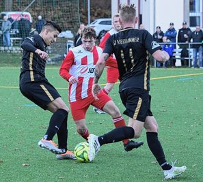 Zuletzt haben die Fußballer des VfB Annaberg - hier Lucas Walther (M.) beim 6:2-Sieg beim SV Auerhammer - fast alle Gegner ausgetanzt. Gegen die Thalheimer Tannen sollen die nächsten drei Punkte auf das Konto des VfB wandern, der sich damit ein kleines Polster auf die Abstiegsränge aufbauen würde. 