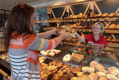 Kundin Katja Borchardt hat am Dienstag im sogenannten Genussplatz der Mühlenbäckerei Clauß in Zwickau bei Fachverkäuferin Sylvia Hausotto Doppelbrötchen für 70 Cent pro Stück gekauft. 